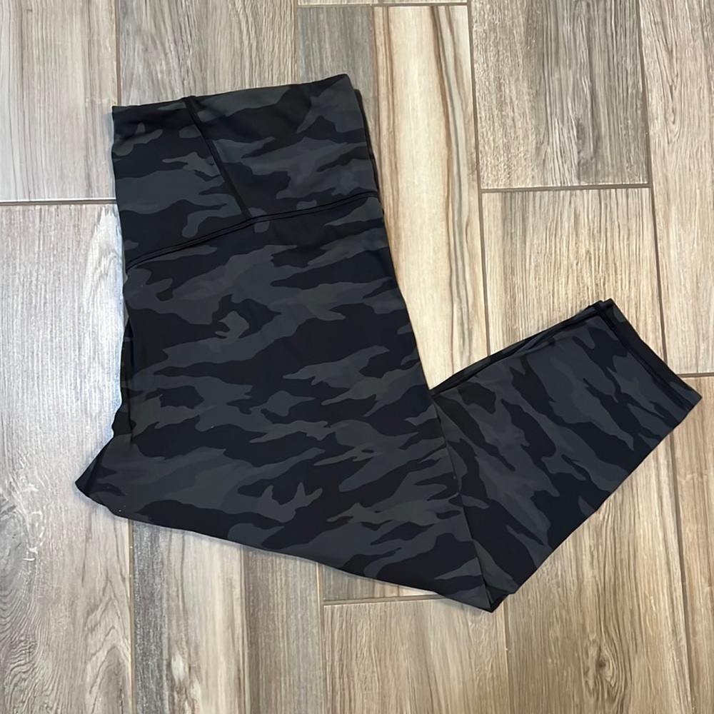 Athleta Elation Camp 7/8 tight camo size 3x